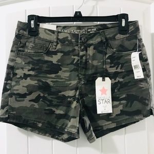 SOLD⬇️🆕Vanilla Star Mid-Rise Midi Camo Shorts-NWT